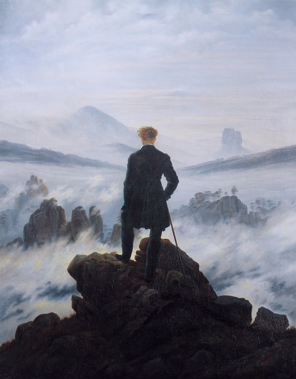 霧に覆われた山々を岩の上から眺める人物を描いたフリードリヒの油絵「雲海の上の旅人」