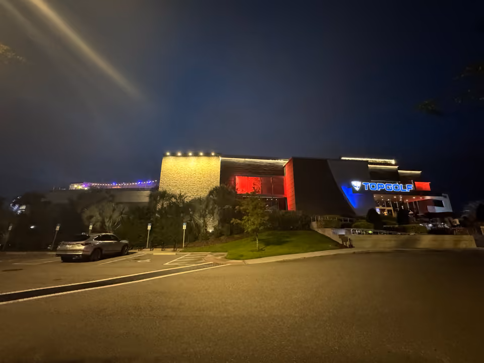 米フロリダ州オーランドにあるTopgolf施設の夜の外観