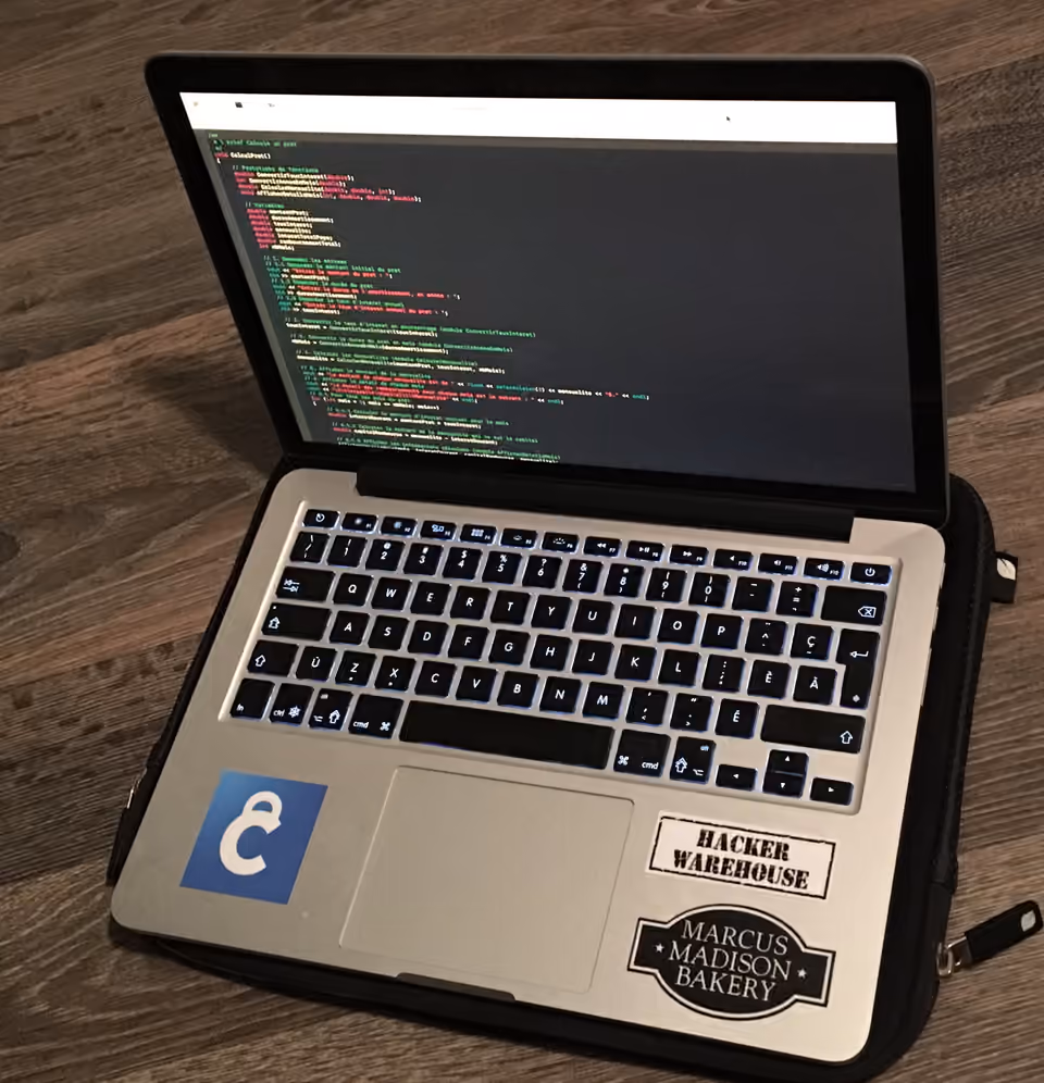 C++のソースコードを画面に表示したノートパソコン