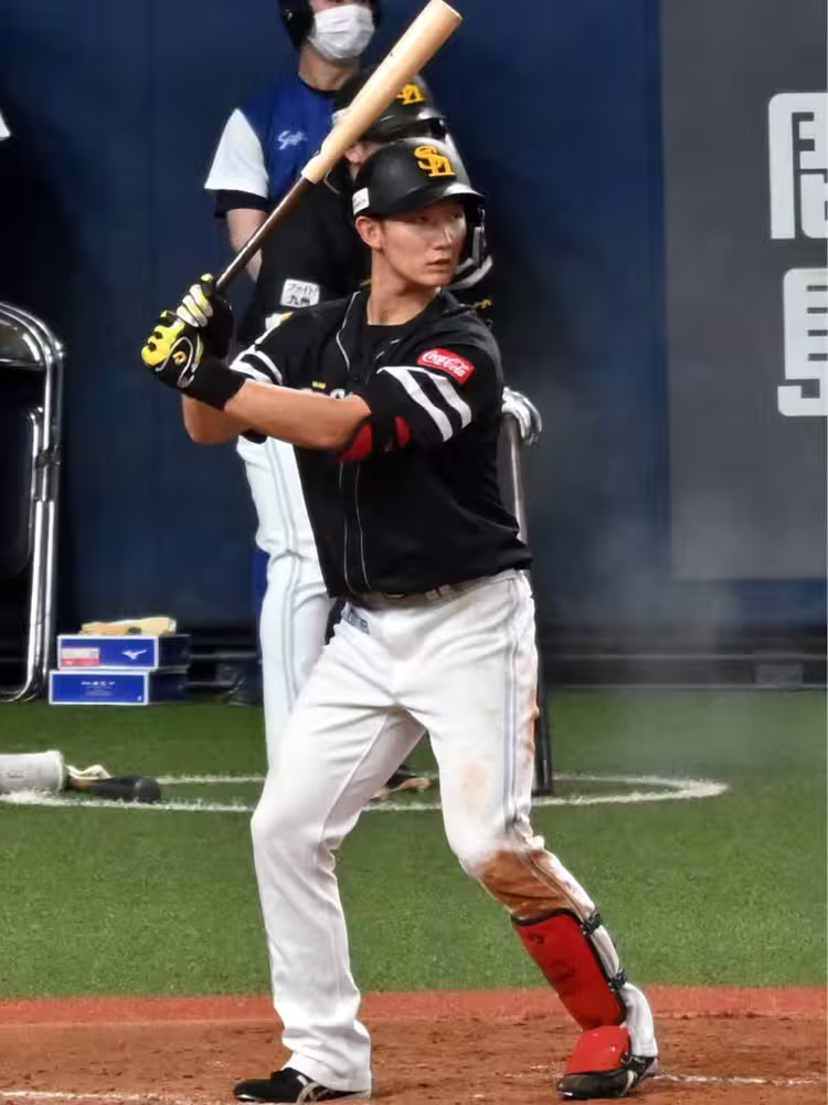 バットを構える福岡ソフトバンクホークスの正木智也(2022年6月21日撮影)